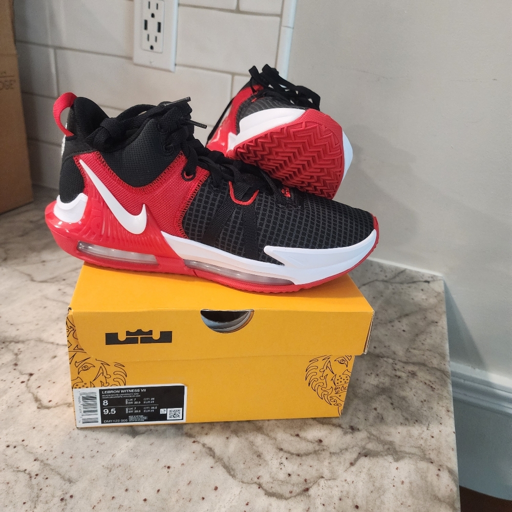 NIB Nike Lebron WitnesS VII Mens Black and Red Sneakers